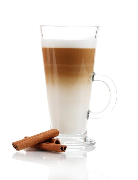 Güzel kokulu? offee latte cam Kupası ve üzerinde beyaz izole tarçın — Stok fotoğraf