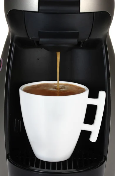 Nalewanie kawy w białe filiżanka kawy espresso — Zdjęcie stockowe