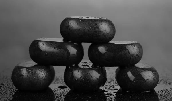 Spa stenar med vatten droppar på grå bakgrund — Stockfoto