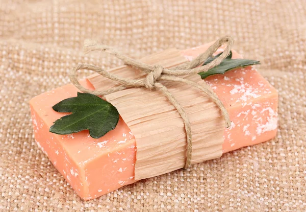 Ručně vyrobené přírodní mýdlo v žíně — Stock fotografie