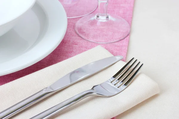 Juego de mesa con tenedor, cuchillo, platos y servilleta — Foto de Stock