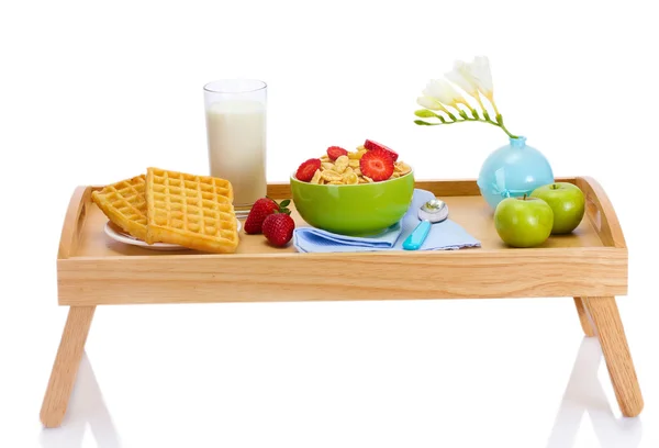 Desayuno ligero en bandeja de madera aislada en blanco — Foto de Stock