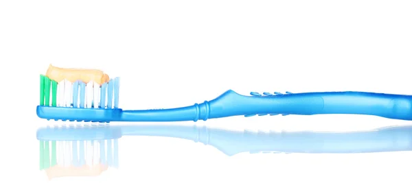 Зубная щетка с пастой, изолированной на белом — стоковое фото