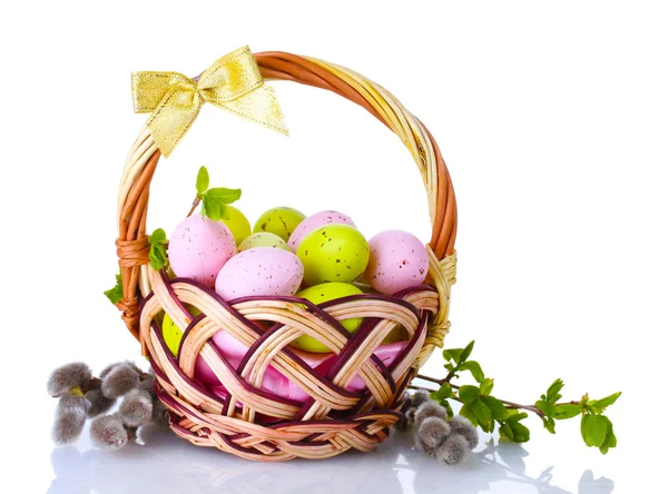 Cesta com ovos de Páscoa e galhos bichano-salgueiro isolado em branco — Fotografia de Stock