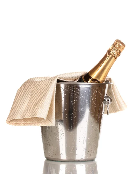 Бутылка шампанского в ведре изолированы на белом — стоковое фото