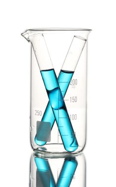 Mavi sıvı kabı üzerine beyaz izole yansıması ile ölçüm ile laboratuvar tüpleri