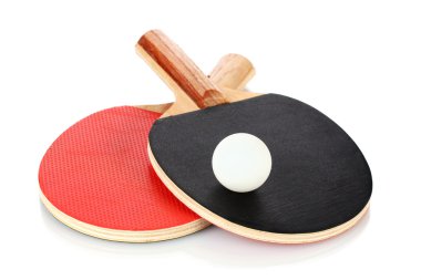 Ping-pong raketleri ve topu, beyaz üzerine izole edilmiş.