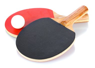 Ping-pong raketleri ve topu, beyaz üzerine izole edilmiş.