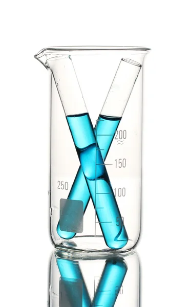 Laboratorní trubky s modrou tekutinu v měřící kádinky s odleskem izolovaných na bílém — Stock fotografie