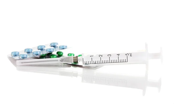 Stříkačka a tablety izolovaných na bílém — Stock fotografie