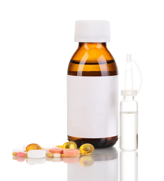 Медицинские бутылки с таблетками и ампулами изолированы на белом — стоковое фото