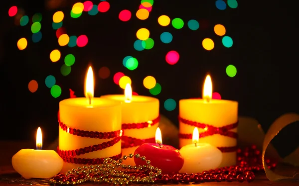 Belas velas e decoração na mesa de madeira no fundo brilhante — Fotografia de Stock