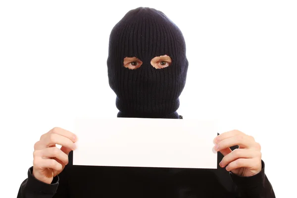 Bandido en máscara negra con tarjeta en blanco aislado en blanco — Foto de Stock