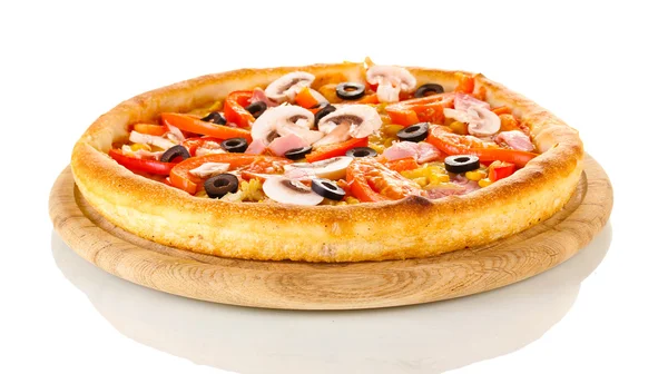 Aromatische pizza geïsoleerd op wit — Stockfoto