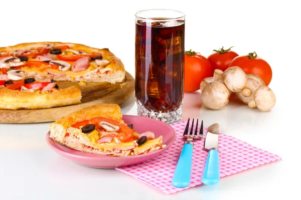 Kompozycja z kawałek pizzy na talerz makro na białym tle — Zdjęcie stockowe