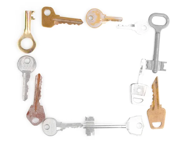 Muitas chaves de metal isoladas em branco — Fotografia de Stock