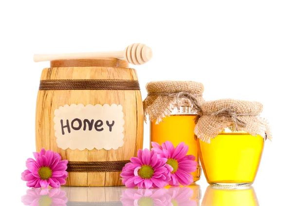 Süßer Honig im Fass und Gläser mit Nieselregen isoliert auf weiß — Stockfoto