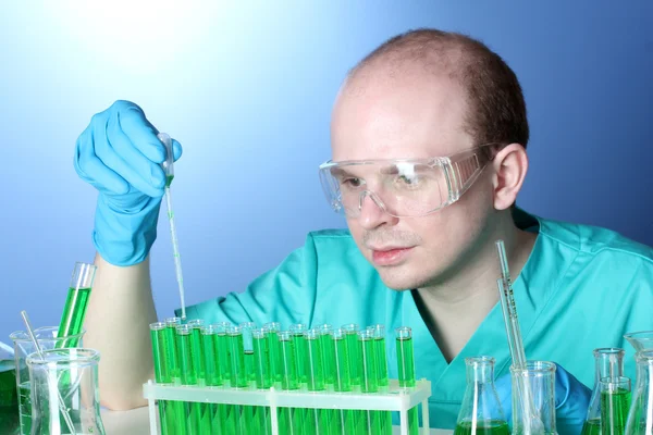 Naukowiec pracuje w Laboratorium chemii — Zdjęcie stockowe