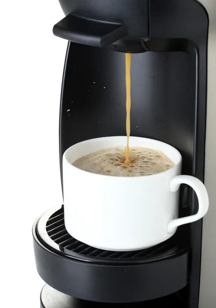 浇上白色隔离的杯中的咖啡的咖啡机 — 图库照片