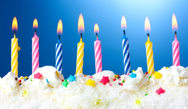Krásné narozeniny svíčky na modrém pozadí — Stock fotografie