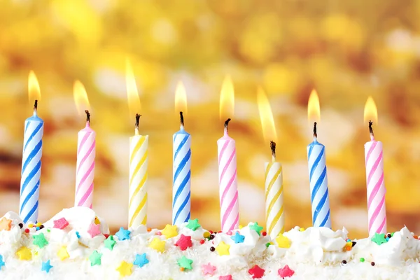 Hermosas velas de cumpleaños sobre fondo amarillo — Foto de Stock