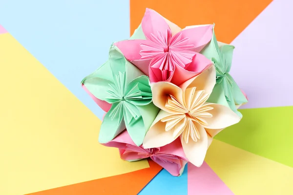 Colorido origami kusudama sobre fondo de papel brillante —  Fotos de Stock