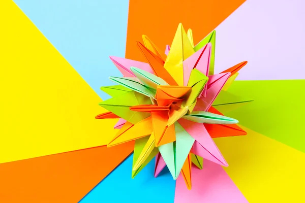 Colorfull origami kusudama sobre fundo papel brilhante — Fotografia de Stock