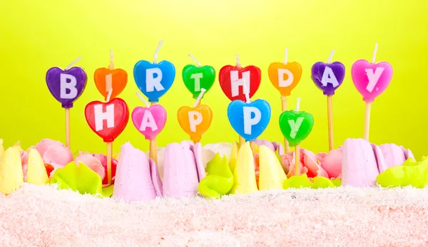 Tarta de cumpleaños con velas sobre fondo verde —  Fotos de Stock