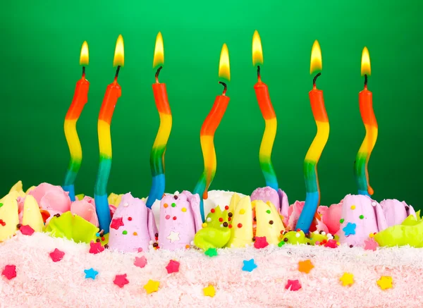 Födelsedagstårta med ljus på grön bakgrund — Stockfoto
