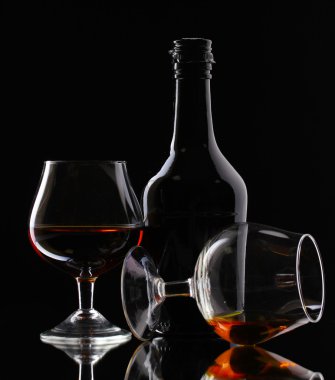 brandy ve siyah arka plan üzerine şişe bardak