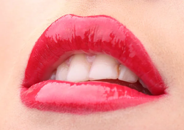 Gyönyörű alkotják csillogó piros fényes ajkak — Stock Fotó
