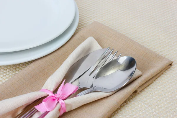 Ajuste de mesa con tenedor, cuchara, cuchillo, platos y servilleta —  Fotos de Stock