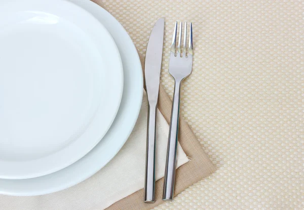 フォーク、ナイフ、プレート、ナプキン付きテーブルセッティング — ストック写真