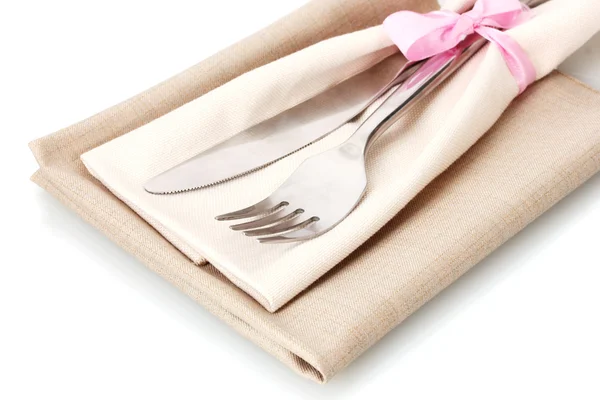 Forchetta e coltello su tovagliolo isolato su bianco — Foto Stock