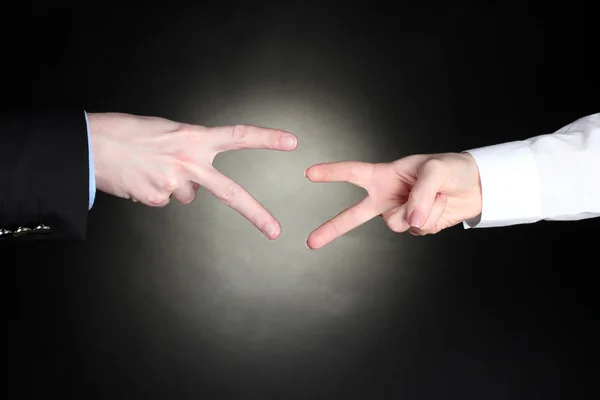 Uomo e donna mani con i pollici verso l'alto ok segnale su sfondo nero. Pietra, Carta, Forbici — Foto Stock