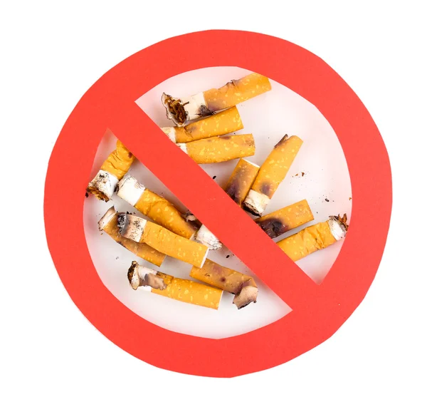 Mégots de cigarette avec panneau d'interdiction isolé sur blanc — Photo