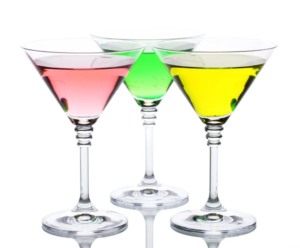Алкогольные коктейли на столе, изолированные на белом — стоковое фото