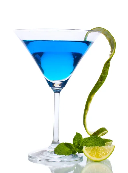 Modrý koktejl v koktejlové skleničce izolované na bílém — Stock fotografie