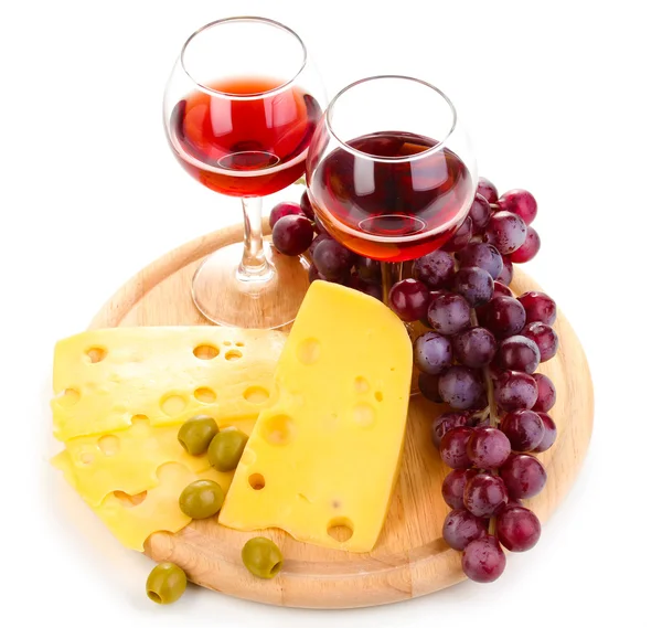 Vino en viñas y quesos aislados sobre blanco —  Fotos de Stock