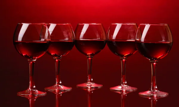 Gafas de vino sobre fondo rojo — Foto de Stock