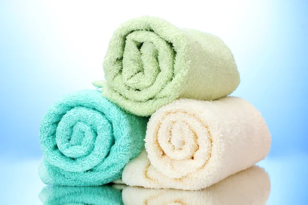 Kolorowe ręczniki na niebieskim tle — Zdjęcie stockowe