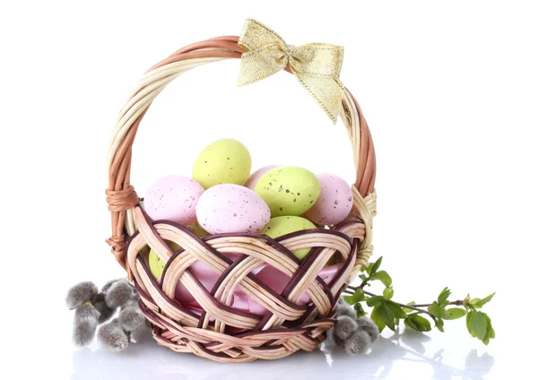 复活节彩蛋和阴部柳树枝条上白色隔离带篮 — 图库照片