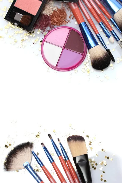 Make-up kuas dalam pemegang dan kosmetik diisolasi pada warna putih — Stok Foto