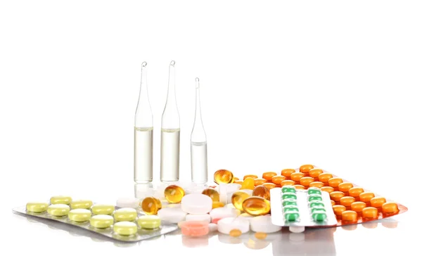 Tabletek i ampułek na białym tle — Zdjęcie stockowe