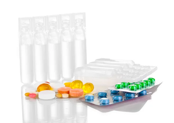 Tabletten en ampullen geïsoleerd op wit — Stockfoto