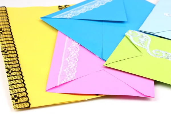 Bando de envelopes de cores close-up isolado em branco — Fotografia de Stock