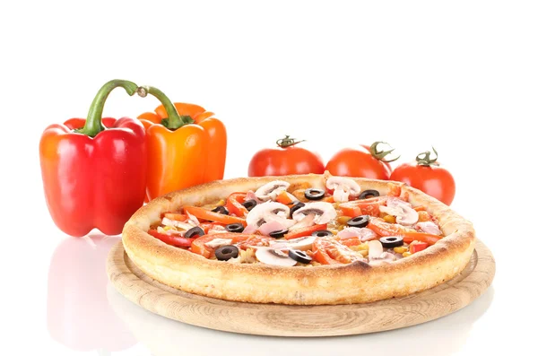 Aromás pizza zöldségekkel, elszigetelt fehér — Stock Fotó