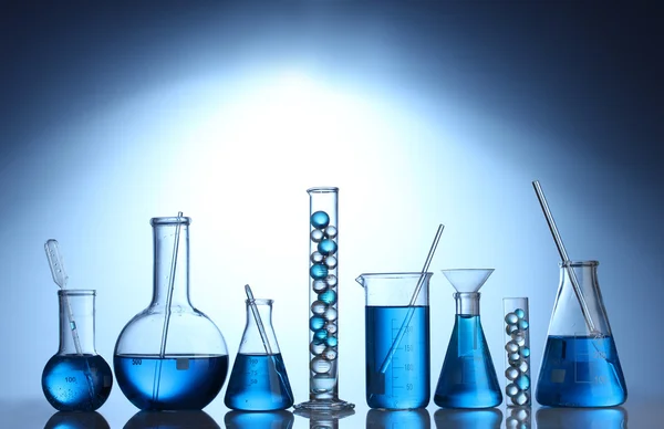 Provrör med blå vätska på blå bakgrund — Stockfoto
