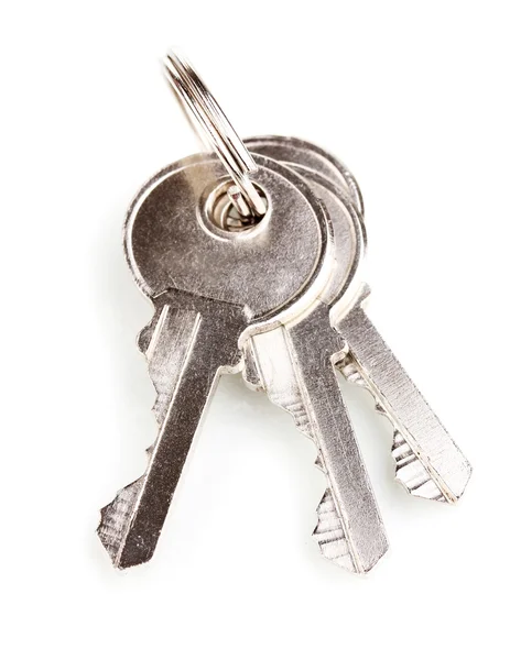 Drei Schlüssel auf Metallring isoliert auf weiß — Stockfoto