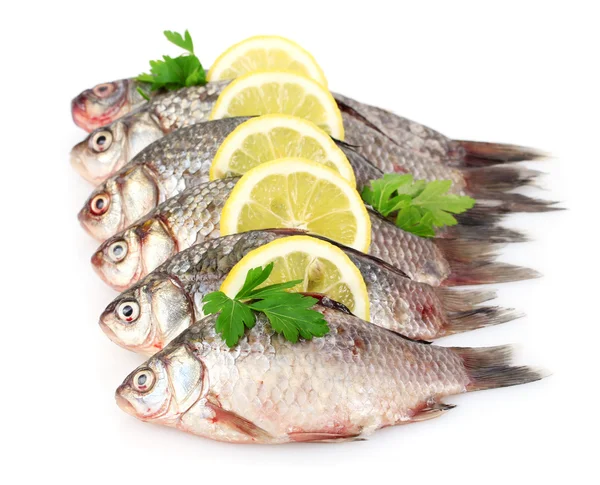 Φρέσκα ψάρια με λεμόνι και μαϊντανό που απομονώνονται σε λευκό — Φωτογραφία Αρχείου